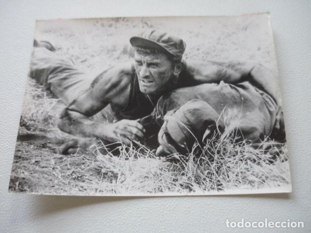 Cine: SILENCIO DE MUERTE KIRK DOUGLAS ESCENA DE LA PELICULA FOTOGRAFIA ORIGINAL 18 X 24 CM