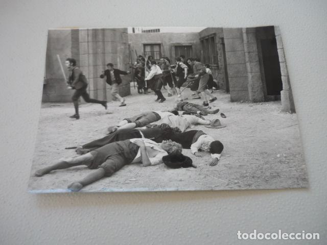 Cin&eacute;ma: DOS DE MAYO TELEVISION ESPA&Ntilde;OLA ANTIGUA FOTOGRAFIA ORIGINAL 18 X 13 CM