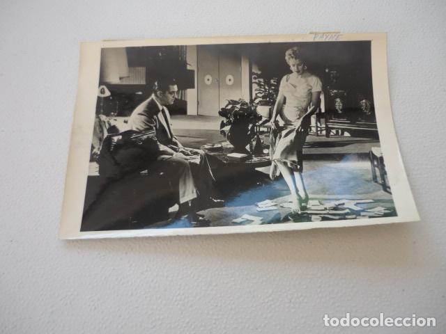 Cinema: LIGERAMENTE ESCARLATA ESCENA DE LA PELICULA ANTIGUA FOTOGRAFIA ORIGINAL 18 X 13 CM