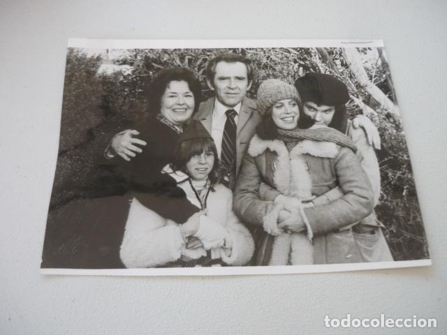 Cine: FAMILIA SERIE TELEVISION ESPA&Ntilde;OLA ANTIGUA FOTOGRAFIA ORIGINAL 24 X 18 CM