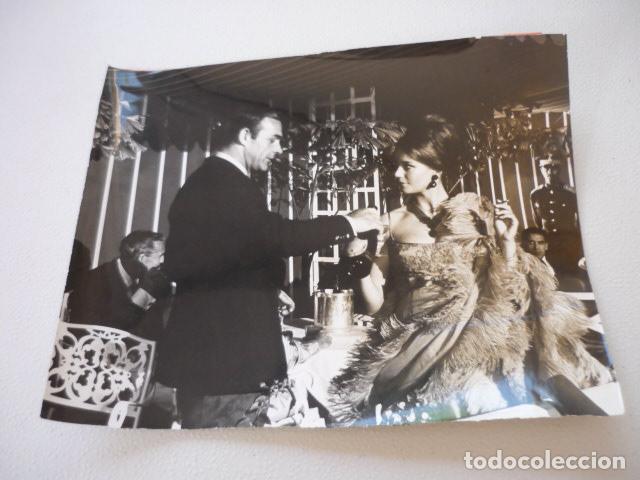 Cine: OPERACION TRUENO ESCENA DE LA PELICULA SEAN CONNERY ACTOR ANTIGUA FOTOGRAFIA ORIGINAL 24 X 18 CM