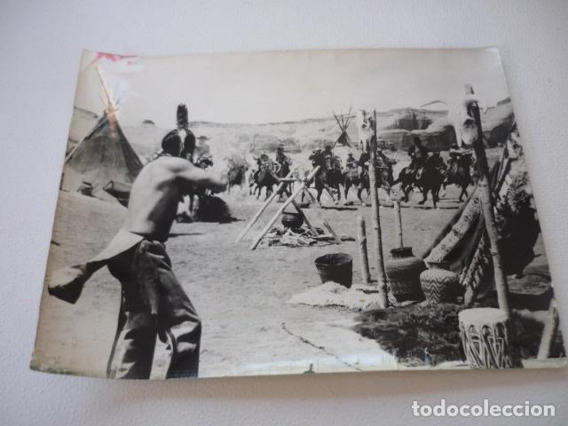 Cin&eacute;ma: CENTAUROS DEL DESIERTRO ESCENA DE LA PELICULA ANTIGUA FOTOGRAFIA ORIGINAL 18 X 24 CM
