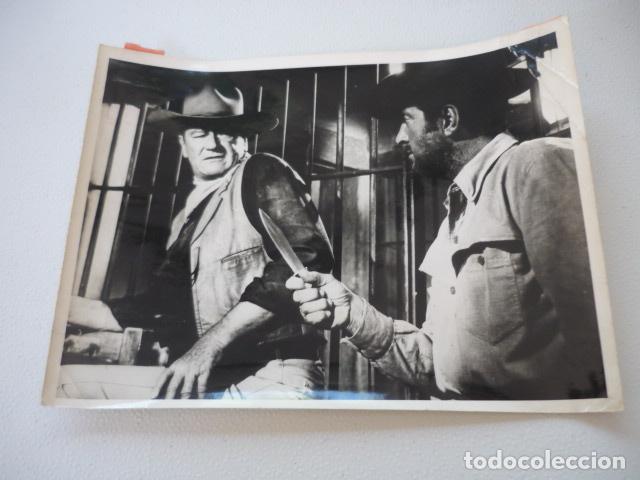 Cin&eacute;ma: RIO BRAVO ESCENA DE LA PELICULA ANTIGUA FOTOGRAFIA ORIGINAL 18 X 24 CM