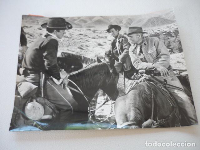 Cin&eacute;ma: DESAFIO EN LA CIUDAD MUERTA ESCENA DE LA PELICULA ANTIGUA FOTOGRAFIA ORIGINAL 18 X 24 CM
