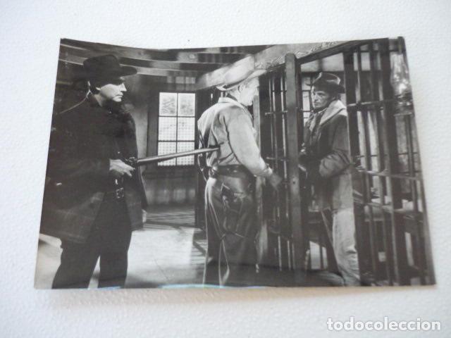 Kino: DESAFIO EN LA CIUDAD MUERTA ESCENA DE LA PELICULA ANTIGUA FOTOGRAFIA ORIGINAL 16,5 X 11,5 CM