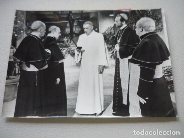 Cinema: LAS SANDALIAS DEL PESCADOR ESCENA DE LA PELICULA ANTIGUA FOTOGRAFIA ORIGINAL 18 X 24 CM