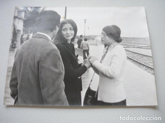 Cinema: LA CURIOSA ESCENA DE LA PELICULA ANTIGUA FOTOGRAFIA ORIGINAL 26 X 20 CM