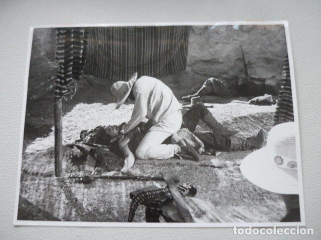 Cinema: QUE TENGO QUE HACER YO CON LA REVOLUCION ESCENA PELICULA ANTIGUA FOTOGRAFIA ORIGINAL 18 X 24 CM