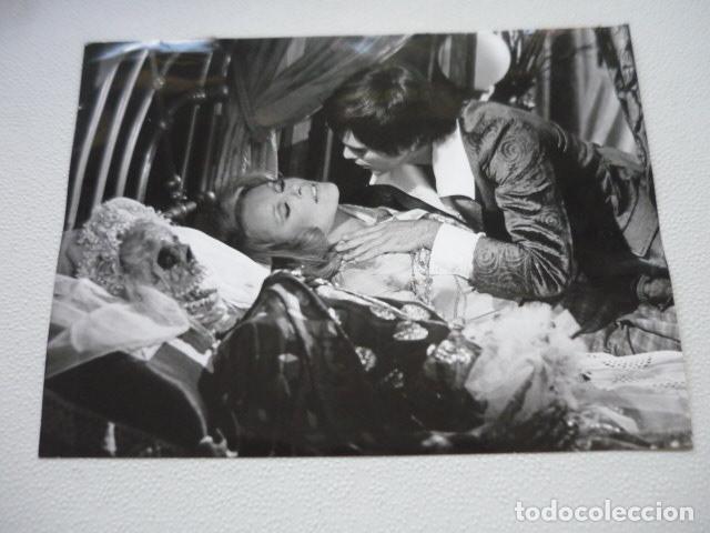 Kino: EL DIABLO Y LA MUERTE ELKE SOMMER ACTRIZ ESCENA PELICULA ANTIGUA FOTOGRAFIA ORIGINAL 18 X 24 CM