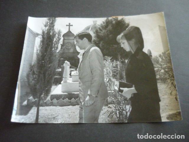 Cinema: LA NI&Ntilde;A DE LUTO ESCENA DE PELICULA ANTIGUA FOTOGRAFIA ORIGINAL 18 X 24 CM