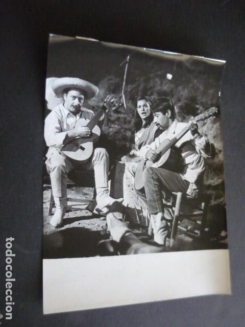Kino: EL LLANERO CON SILIA SORENTE MACHUCAMBOS ESCENA DE PELICULA ANTIGUA FOTOGRAFIA ORIGINAL 18 X 24 CM
