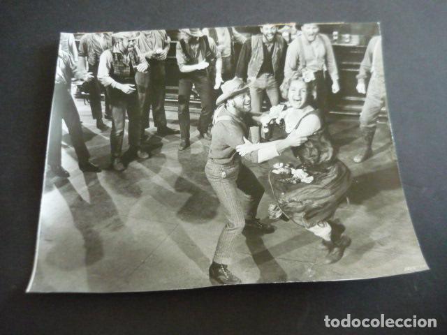 Cinema: LA CONQUISTA DEL OESTE ESCENA DE LA PELICULA ANTIGUA FOTOGRAFIA ORIGINAL 18 X 24 CM