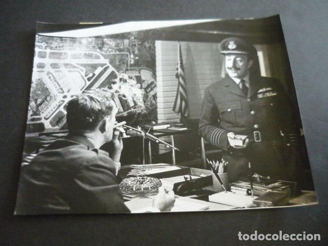 Cine: TELEFONO ROJO VOLAMOS HACIA MOSCU ESCENA DE LA PELICULA ANTIGUA FOTOGRAFIA ORIGINAL 24 X 18 CM