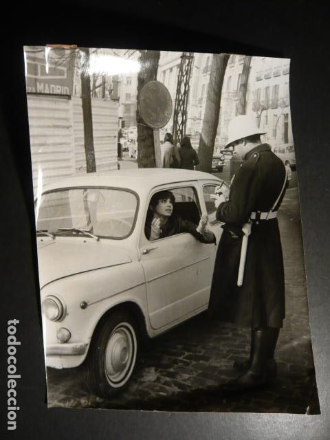 Cine: ANA CASARES ACTRIZ EN SEAT 600 CON POLICIA LOCAL MADRID ANTIGUA FOTOGRAFIA 18 X 24 CM