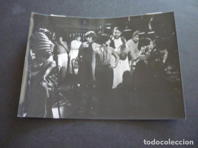 Cin&eacute;ma: UN JARDIN DE SENDEROS QUE SE BIFURCAN SERIE TELEVISION ESCENA ANTIGUA FOTOGRAFIA ORIGINAL 18 X 13 CM