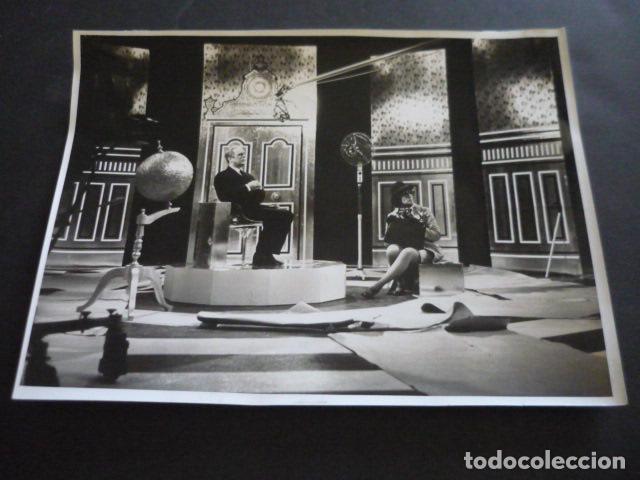 Cinema: UN JARDIN DE SENDEROS QUE SE BIFURCAN SERIE TELEVISION ESCENA ANTIGUA FOTOGRAFIA ORIGINAL 18 X 24 CM