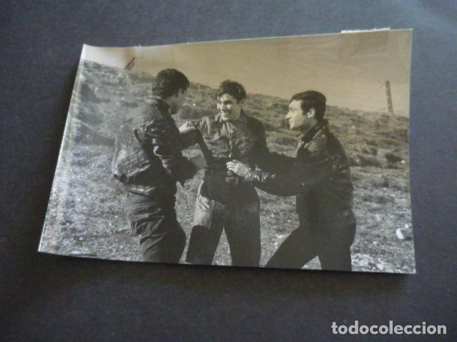Kino: LOS ELEGIDOS ESCENA DE LA PELICULA ANTIGUA FOTOGRAFIA ORIGINAL 13 X 18 CM