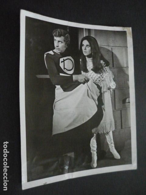 Cinema: ESA CHICA SERIE TELEVISION ANTIGUA FOTOGRAFIA ORIGINAL 24 X 18 CM