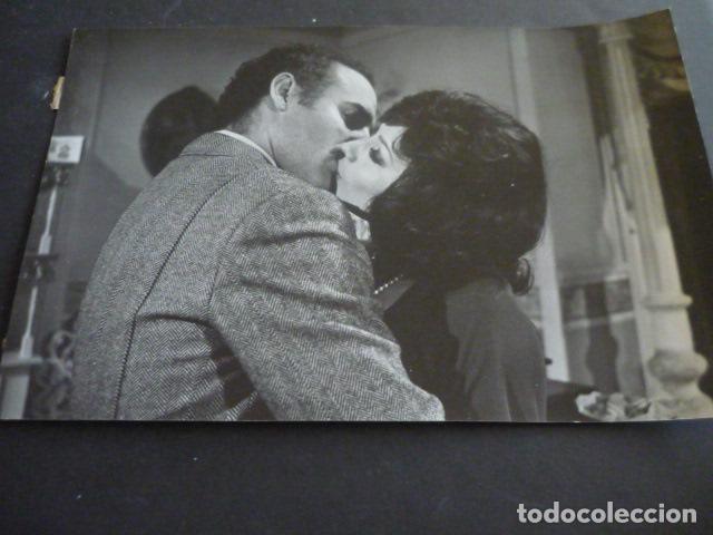 Cinema: LA CURIOSA ESCENA DE LA PELICULA ANTIGUA FOTOGRAFIA ORIGINAL 20 X 30 CM