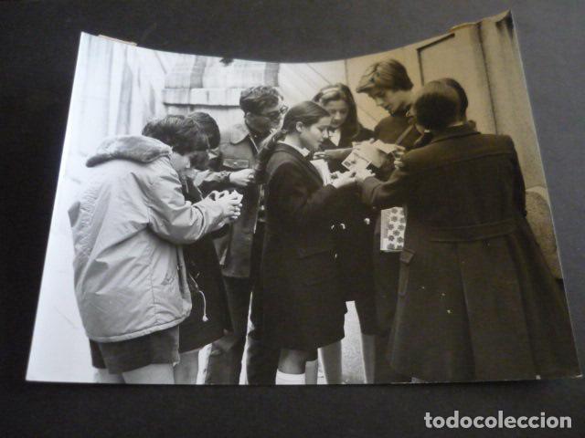 Cinema: EL NI&Ntilde;O ES NUESTRO ESCENA DE LA PELICULA ANTIGUA FOTOGRAFIA ORIGINAL 18 X 24 CM