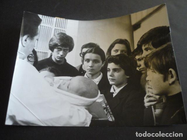 Cine: EL NI&Ntilde;O ES NUESTRO ESCENA DE LA PELICULA ANTIGUA FOTOGRAFIA ORIGINAL 18 X 24 CM