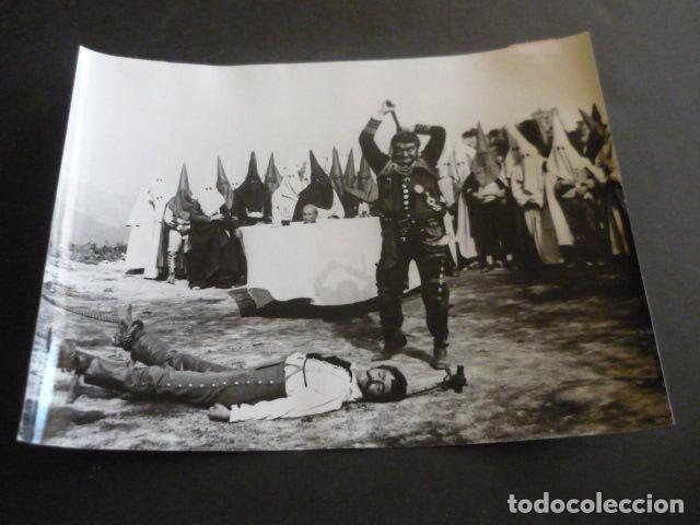 Cine: LAS AVENTURAS DE GERARD ESCENA DE PELICULA ANTIGUA FOTOGRAFIA ORIGINAL 18 X 24 CM