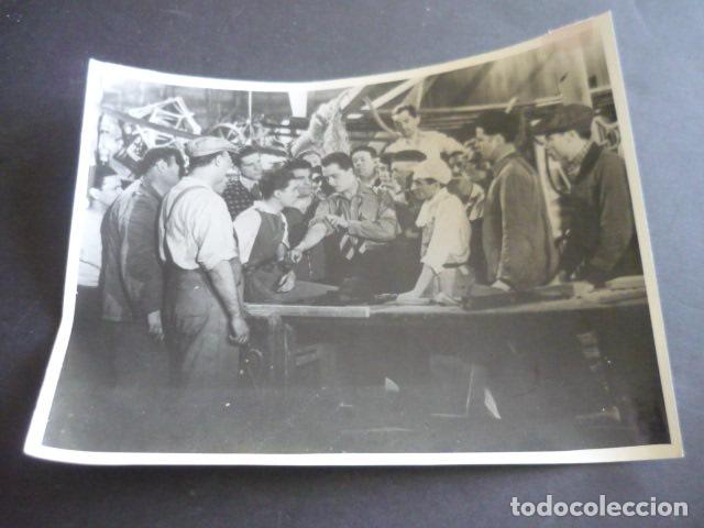 Cine: LA CANCION DE LOS BARRIOS ESCENA DE PELICULA ANTIGUA FOTOGRAFIA ORIGINAL 18 X 24 CM