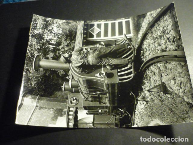 Cinema: LOS CABALLEROS DE LA ANTORCHA ESCENA DE LA PELICULA ANTIGUA FOTOGRAFIA 18 X 24 CM