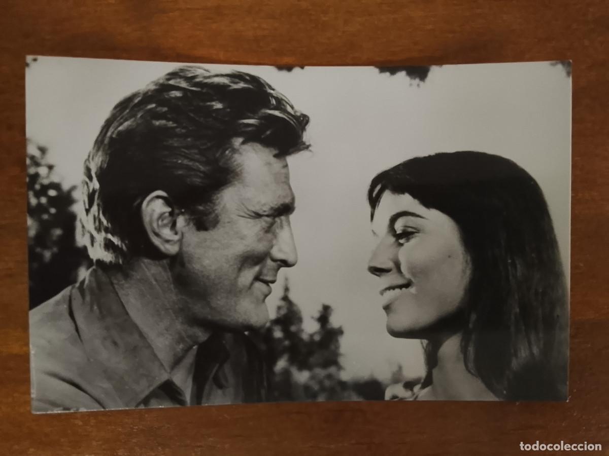 Cine: Postal de Elsa Martinelli y Kirk Douglas