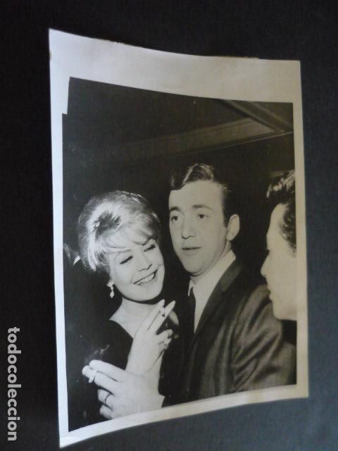 Cine: SANDRA LEE ACTRIZ CON BOBBY DARIN ACTOR Y CANTANTE ANTIGUA FOTOGRAFIA 15 X 21 CM