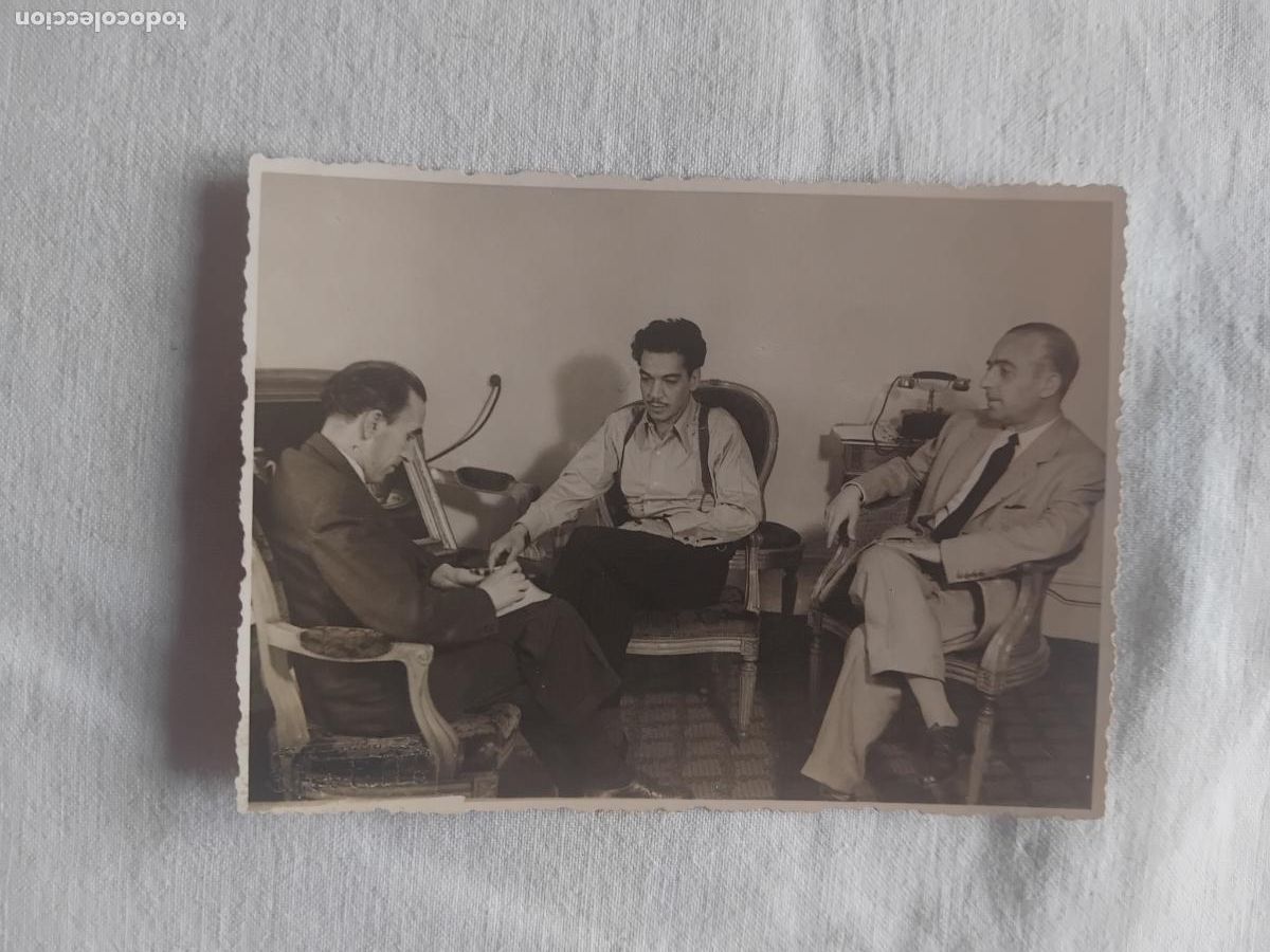Cine: FOTO ORIGINAL DE MARIO MORENO CANTINFLAS CONVERSANDO CON EL REDACTOR DE LA REVISTA IMAGENES