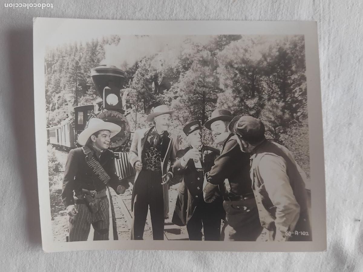 Cine: FOTO ORIGINAL DE MARIO MORENO CANTINFLAS , JOHN CARRADINE Y BUSTER KEATON. 13 X 10 CM.