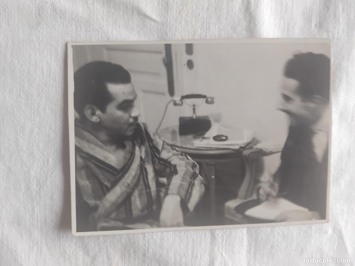 Cine: FOTO ORIGINAL DE MARIO MORENO CANTINFLAS EN UNA ENTTREVISTA PARA LA REVISTA IMAGENES. 11 X 8 CM