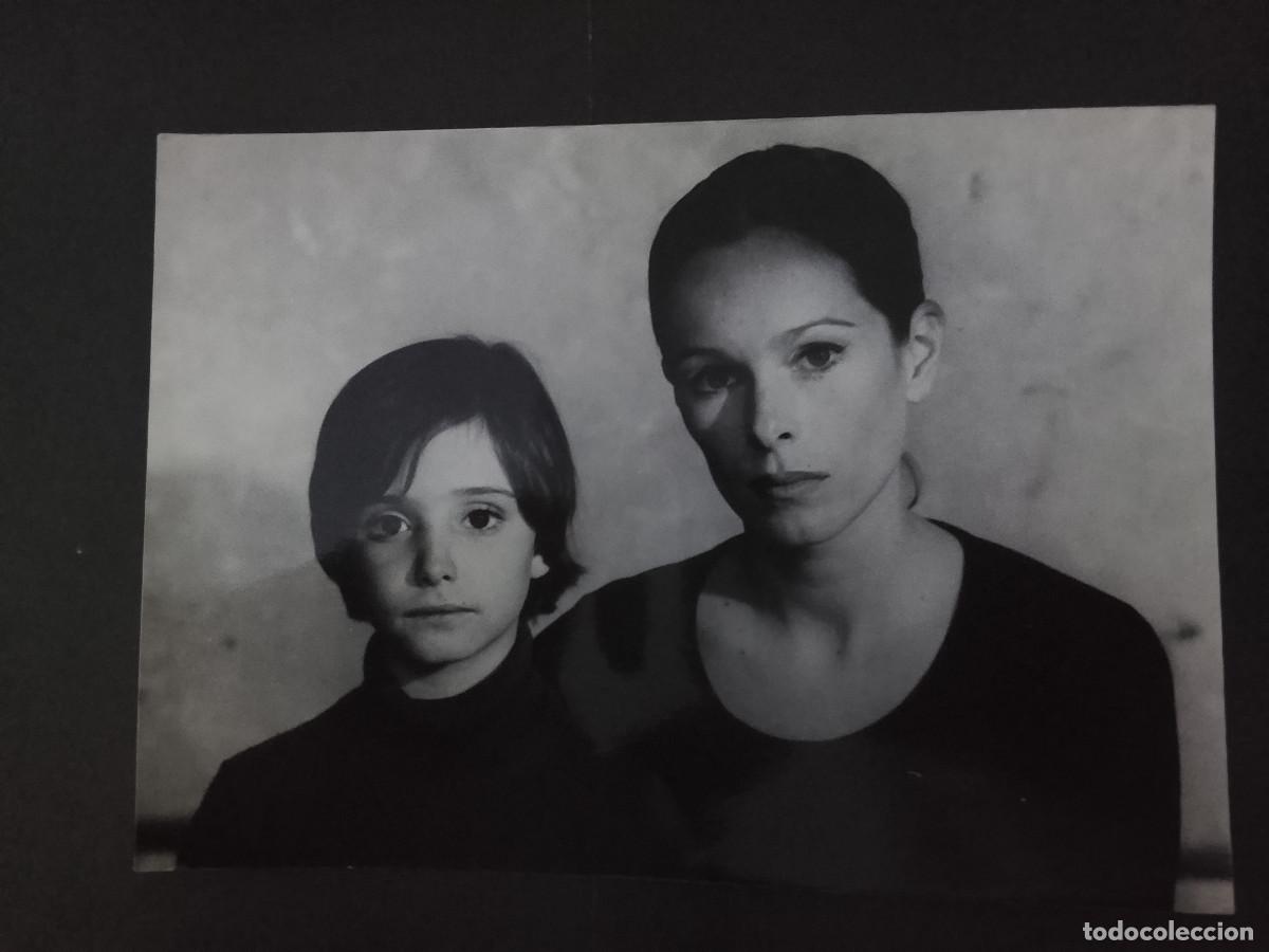 Cine: Fotograf&iacute;a de Ana Torrent y Geraldine Chaplin en la pel&iacute;cula Cr&iacute;a Cuervos