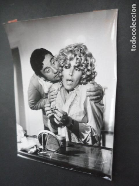Cinema: CASSEN ACTORN EN LAS PIERNAS DE LA SERPIENTE ESCENA DE PELICULA ANTIGUA FOTOGRAFIA 16 X 22 CM