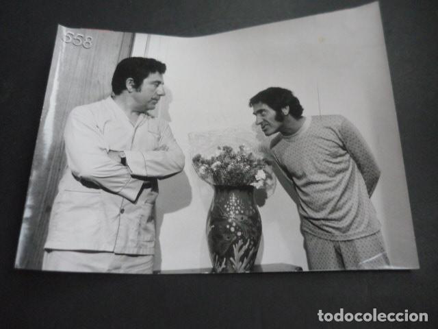 Cinema: CASSEN ACTOR EN LAS PIERNAS DE LA SERPIENTE ESCENA DE PELICULA ANTIGUA FOTOGRAFIA 18 X 24 CM