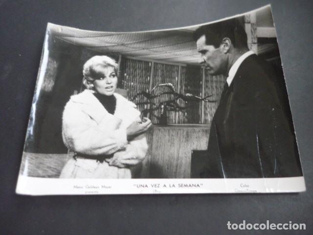 Cinema: KIM NOVACK ACTRIZ EN UNA VEZ A LA SEMANA ESCENA DE PELICULA ANTIGUA FOTOGRAFIA 18 X 24 CM