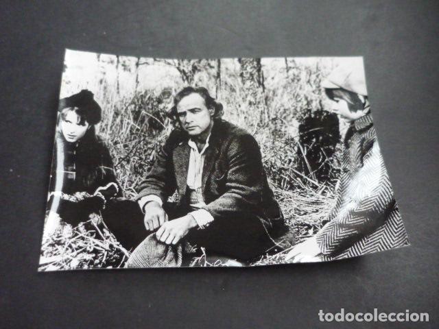 Cinema: MARLON BRANDO THE NIGHTS COMERS ESCENA DE PELICULA ANTIGUA FOTOGRAFIA 12 X 18 CM