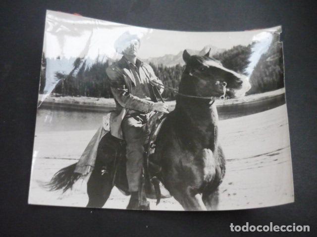Cinema: RANDOLF SCOTT ACTOR EN DUELO EN LA ALTA SIERRA ESCENA DE PELICULA ANTIGUA FOTOGRAFIA 24 X 18 CM