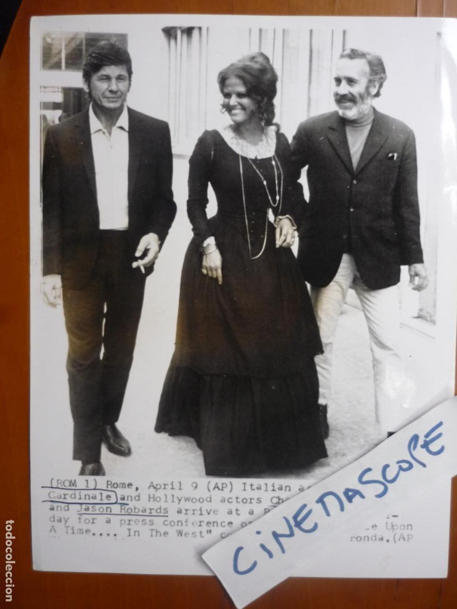 Kino: claudia cardinale - foto original b/n - jason robards charles bronson at rome studio