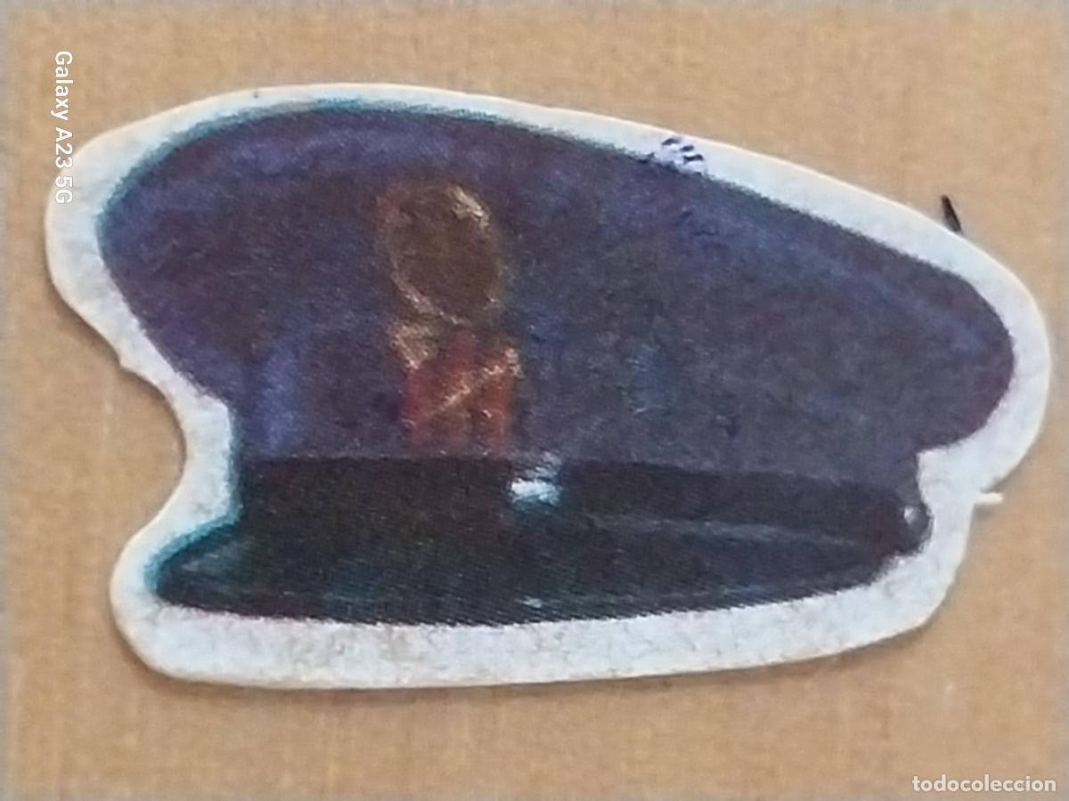 Cine: BIMBO AVENTURA DEL TREN A&Ntilde;O 1975 GORRA CAPATAZ VIAS OBRAS CROMO 17 RECUPERADO 3.5CMS ANCHO