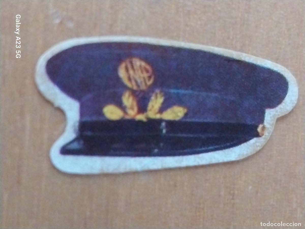 Cine: BIMBO AVENTURA DEL TREN A&Ntilde;O 1975 GORRA MOZO DE TREN CROMO 24 RECUPERADO 3.5CMS