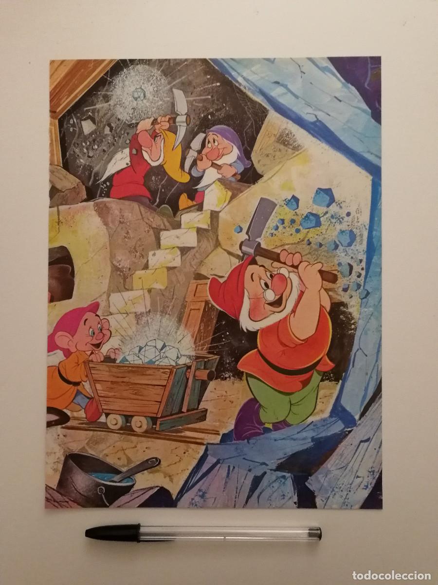 Cine: ANTIGUA LAMINA ACARTONADA -A4- LOS ENANITOS DE BLANCANIEVES - WALT DISNEY