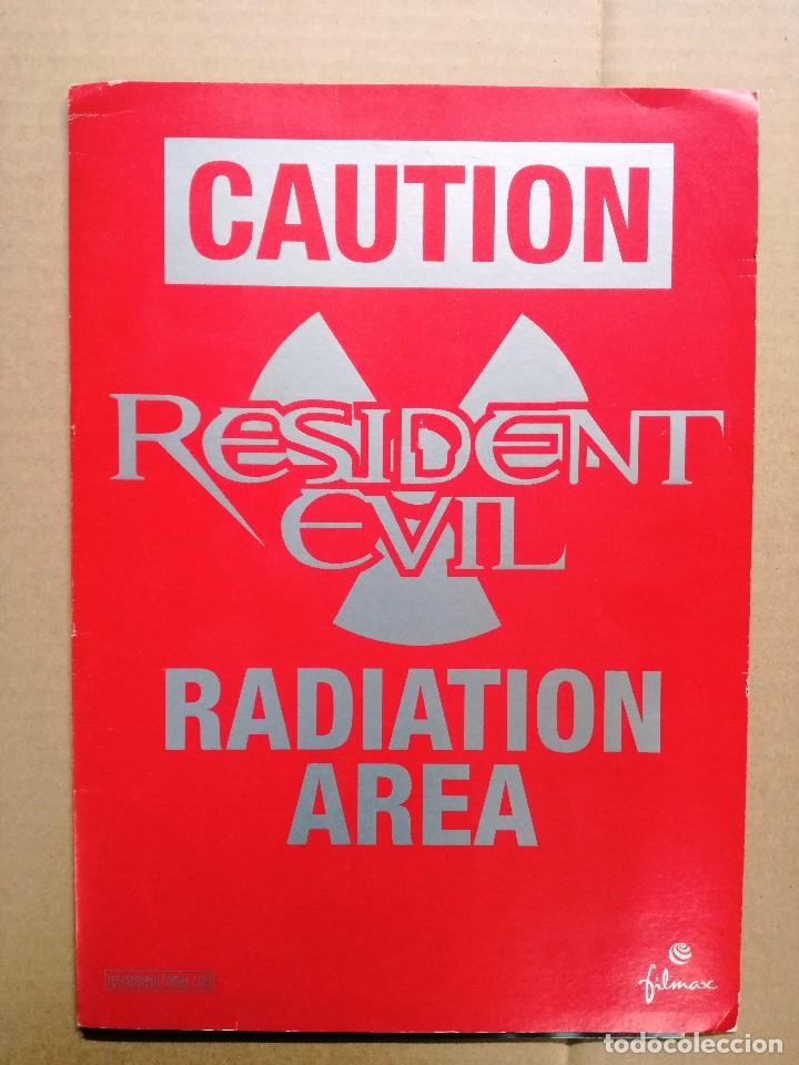 Cine: 'RESIDENT EVIL'. CARPETA CON P&Oacute;STER 1 M X 70 CM,  GU&Iacute;A PUBLICITARIA EN EL INTERIOR.