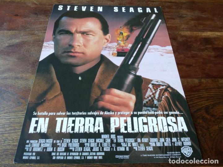 Cin&eacute;ma: En tierra peligrosa - Steven Seagal, Michael Caine, Joan Chen - guia original warner 1994