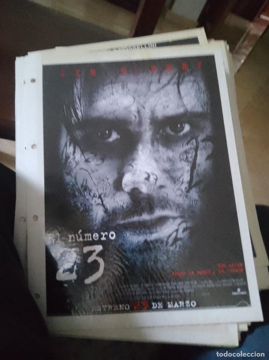 Kino: El n&uacute;mero 23,Mini cartel de revista a&ntilde;os est&aacute; pegado en carton