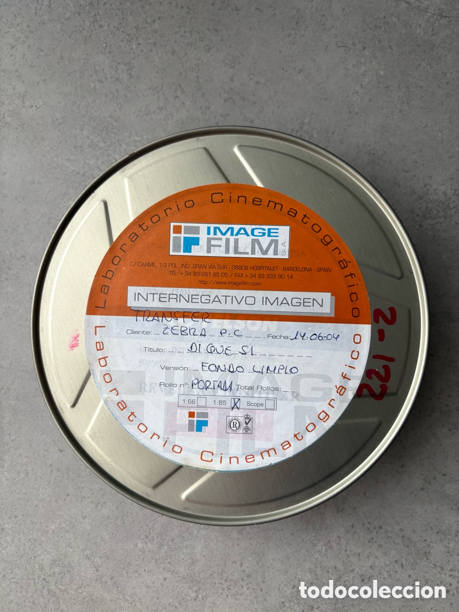 Cine: Caja lata envase de metal Fuji para rollo de pel&iacute;cula de cine o tr&aacute;iler 35mm usada. 18 cm de di&aacute;metr