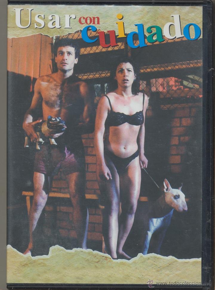 Cine: Usar con cuidado DVd. Un estrafalario grupo de personas buscan poseer los poderes de un dios-perro