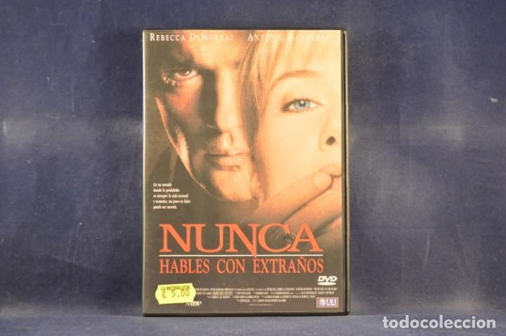 Cine: NUNCA HABLES CON EXTRA&Ntilde;OS - DVD - Foto 1
