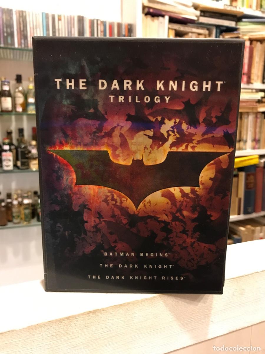 Cinema: DVD. THE DARK KNIGHT TRILOGY. EL CABALLERO OSCURO (ESTUCHE DE CART&Oacute;N CON 6 DISCOS + LIBRO)